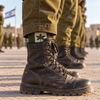 גרבי רמטכ״ל מציצים מעל נעל צבאית בזמן מסדר